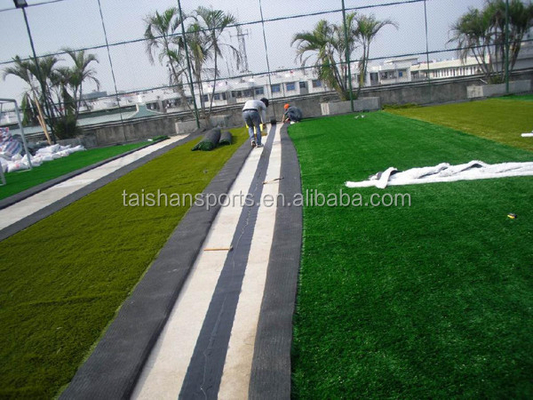 50mm Xanh nhân tạo Thể thao Cỏ PE Vật liệu 16000 Dtex Thể thao Astro Turf Cho Bóng đá Sân vận động bóng đá