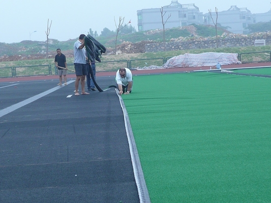 17mm vật liệu PE Golf Cỏ nhân tạo cho thể thao ngoài trời hoặc sàn nhà với lỗ thoát nước và mật độ cao