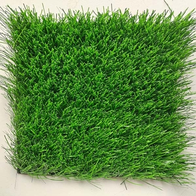 Cỏ nhân tạo màu xanh lá cây được sử dụng cho các môn thể thao ngoài trời với khả năng chống tia UV cao và bảo trì thấp