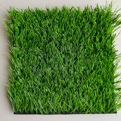 Chất chống cháy đa dụng nghệ thuật cỏ giả xanh 12000 Dtex 8820 mật độ được sử dụng cho các sân thể thao ngoài trời