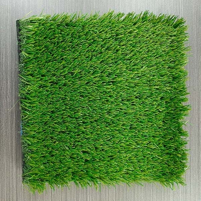 14600 Dtex Khả năng chống tia cực tím tuyệt vời Bảo trì thấp Cỏ nhân tạo màu xanh lá cây với nền latex màu đen hoặc màu xanh lá cây SBR