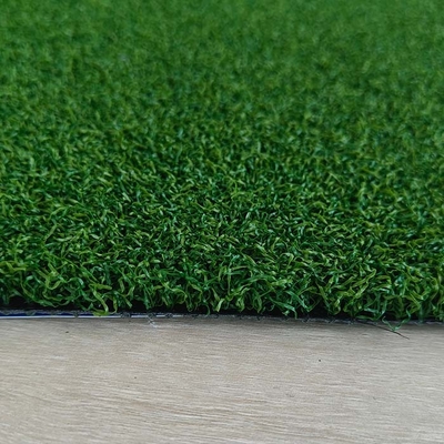 15mm Golf cỏ nhân tạo hiệu suất cao với khả năng chống tia cực tím tuyệt vời bề mặt phẳng và cảm giác mềm