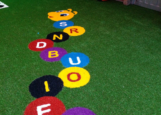 15mm Logo cỏ nhân tạo có hình ảnh bền được tùy chỉnh Cỏ tổng hợp cho sân vận động hoặc khu vực giải trí trang trí