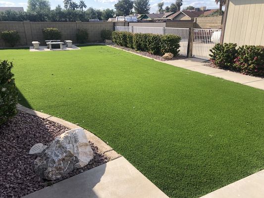 Cỏ nhân tạo có chiều cao cọc 40mm với hình thức thực tế và chi phí bảo trì thấp cho sân vườn và cảnh quan