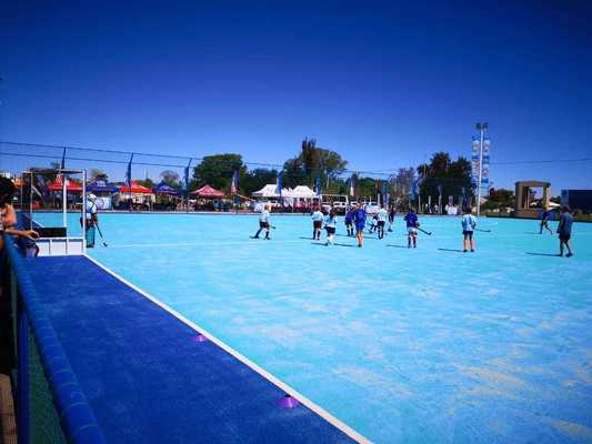 FIH chứng nhận sân cỏ nhân tạo hockey với chiều cao đống 14mm và phun nước để chơi liên tục